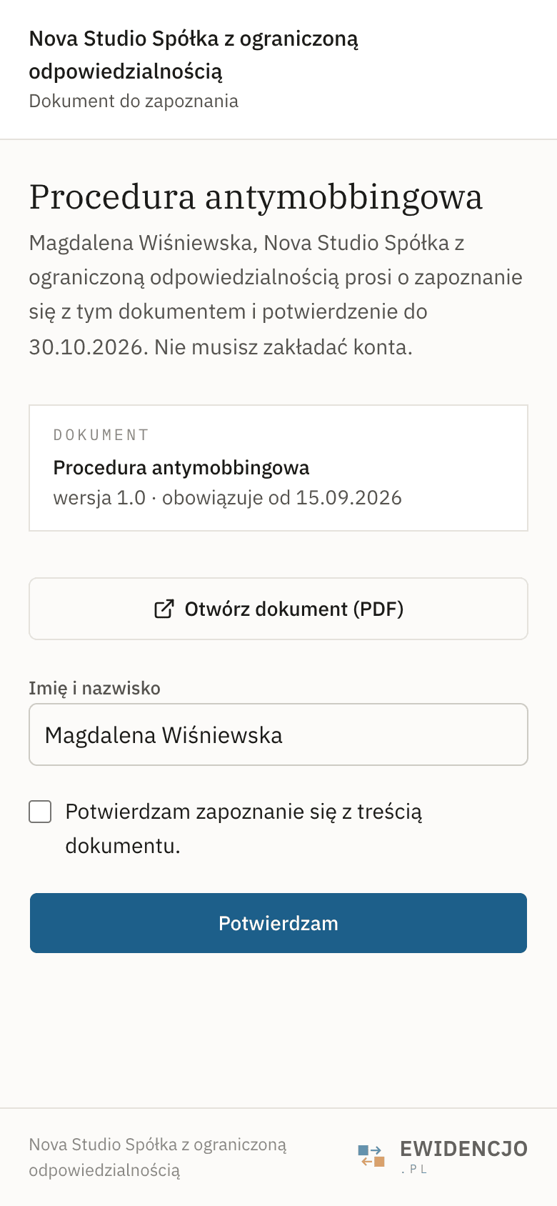 Strona dokumentu na telefonie pracownika: tytuł Procedura antymobbingowa, termin potwierdzenia, przycisk Otwórz dokument (PDF), pole z imieniem i nazwiskiem, pole wyboru i przycisk Potwierdzam